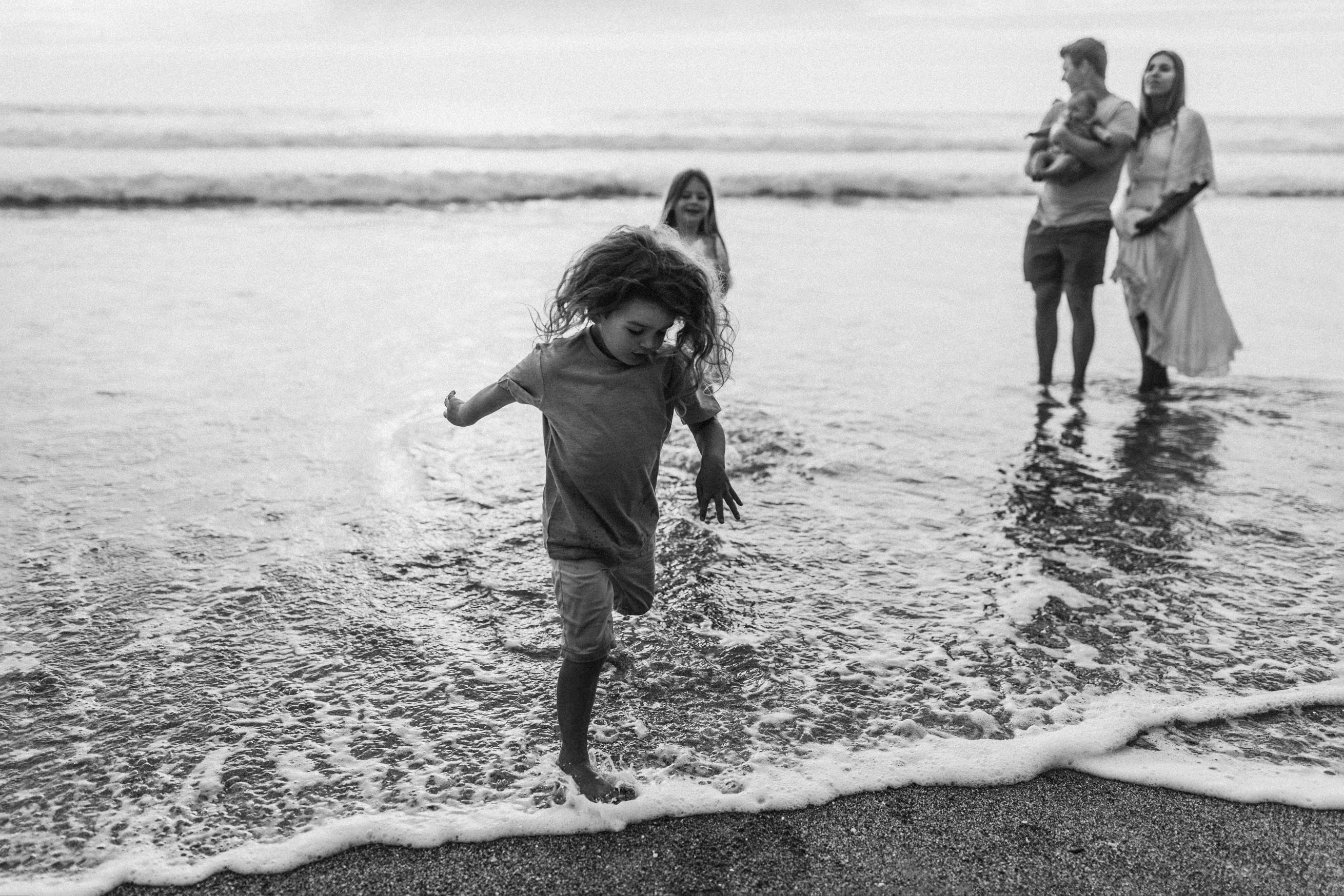 children run through the sea